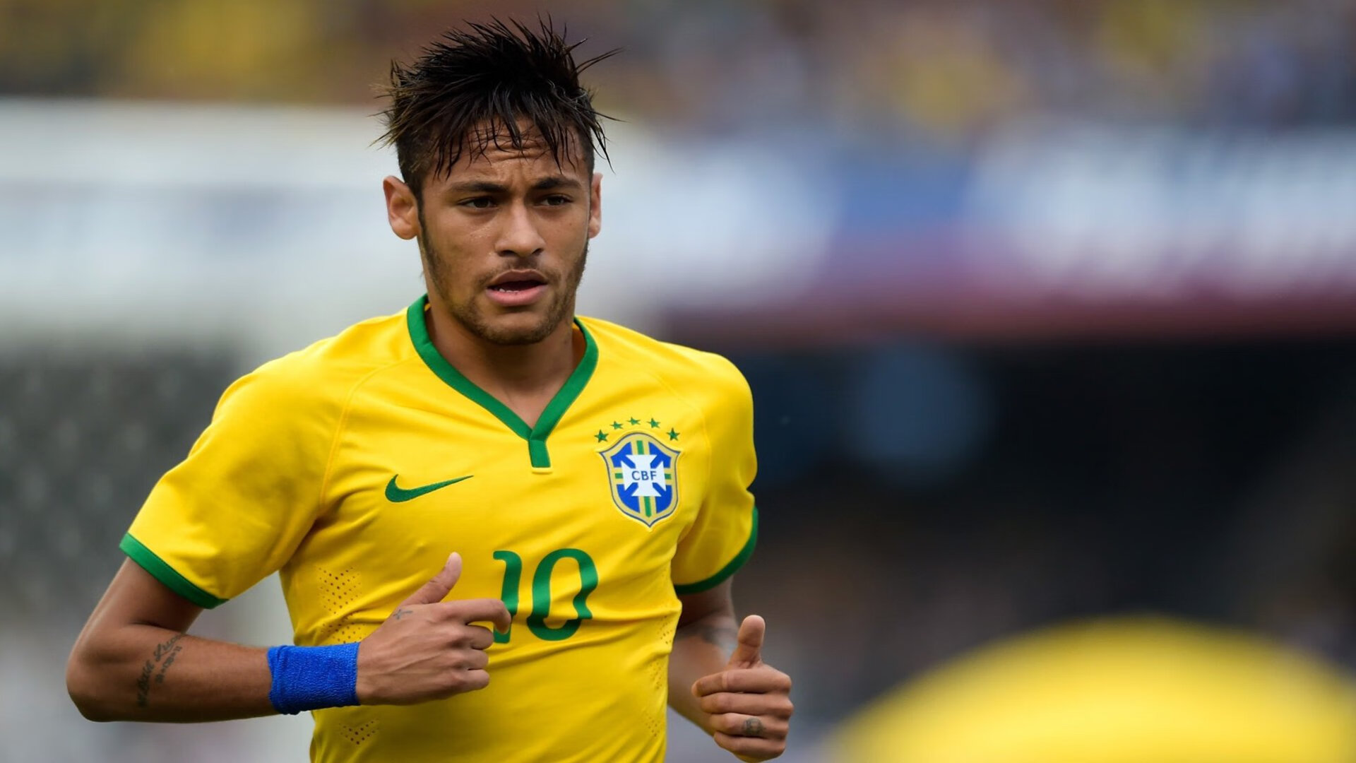 现场氛围火爆:观众热情支持喜爱球员